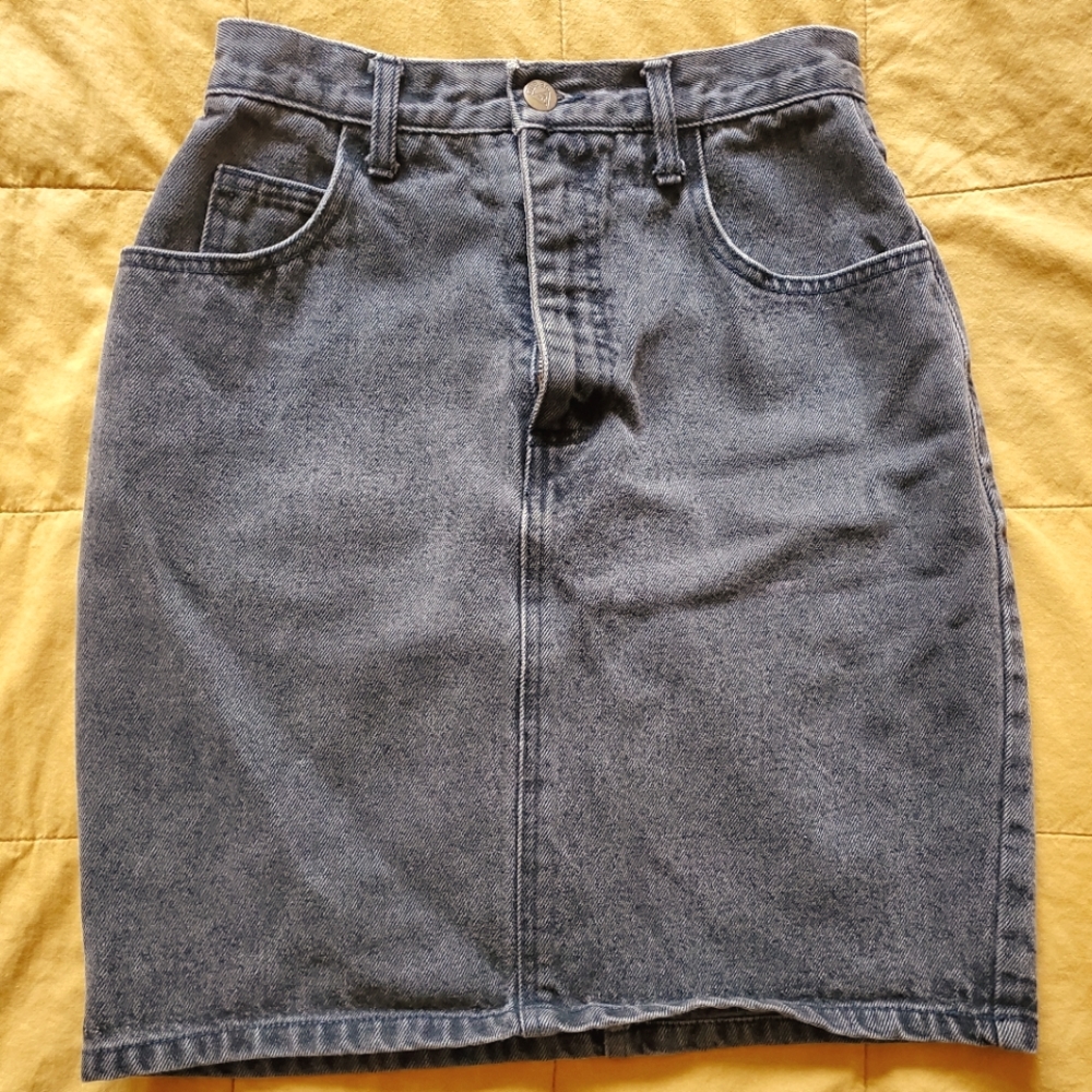 Vintage Guess brand denim skirt - Black wash